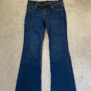 Lågmidjade bootcut jeans  - Lågmidjade bootcut jeans från H&m. Älskar men tyvärr för långa för mig som är 167. Dessa passar ngn 170-175 skulle jag säga. Använda 1 gång❤️ Midja- 40cm (stretchig)  Innerbenslängden- 85cm