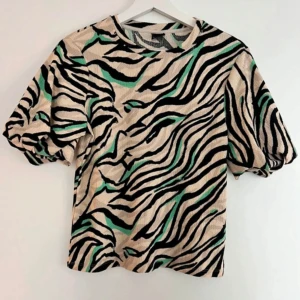 Topp från Gina Tricot - Zebramönstrad topp från GinaTricot  🤍Strl xs 🤍 Ny utan prislapp (aldrig använd)
