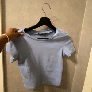 T-shirt - Himmelsblå t-shirt från zara, knappt använd.