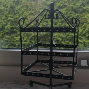 Smyckeshållare - Smyckeshållare som går att snurra på. Perfekt om man har många örhängen.