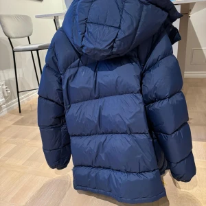 Fjällräven expedition series jacka - Fjällräven jacka i marinblå. Perfekt för vinterns kallare dagar. Strl L men passar också M. Hör av dig vid minsta fundering! 😉