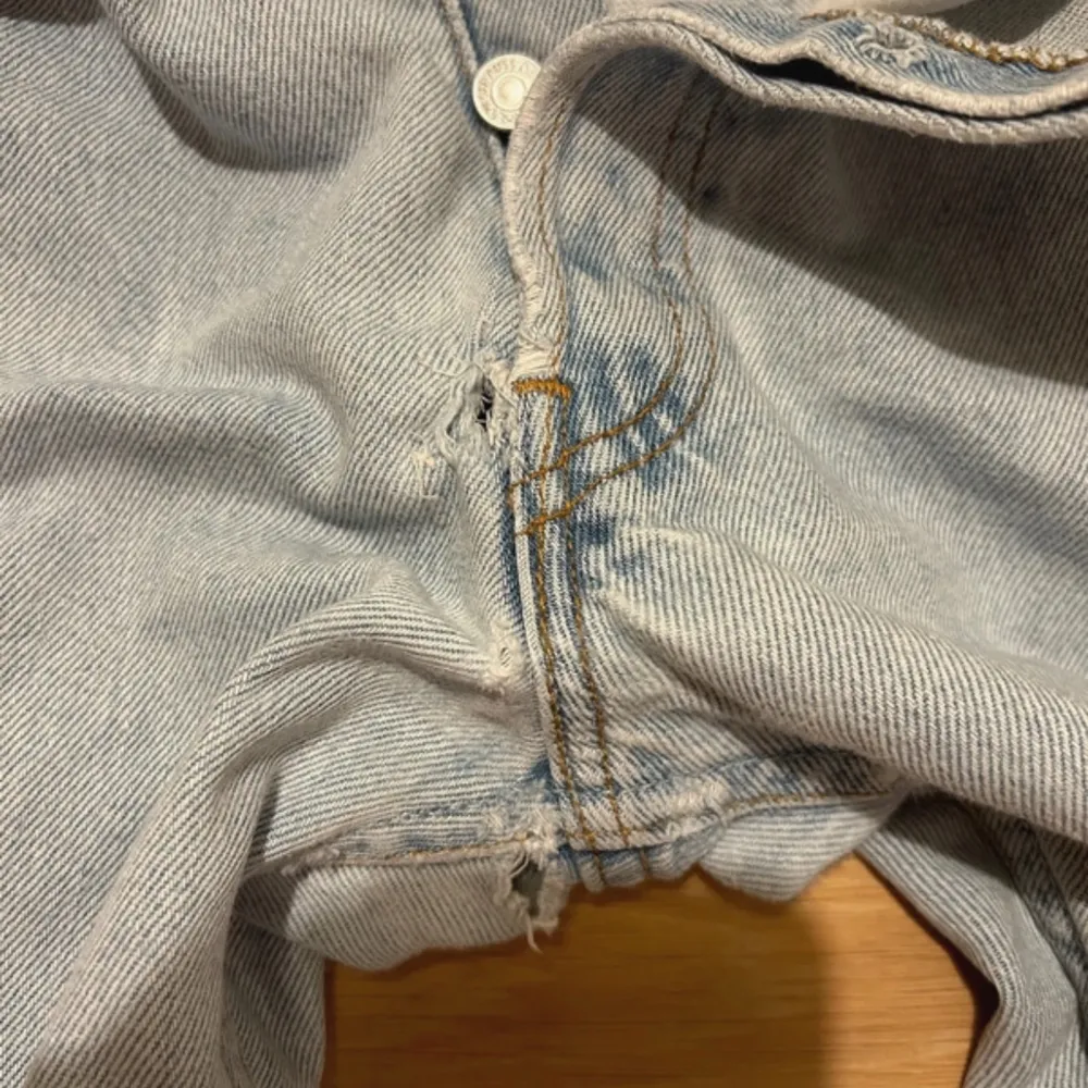 Levi’s jeans köpta second hand💞 Fin ljusblå tvätt. Har små hål som man kan se på de sista bilderna, men går lätt att sy igen. Storlek W31L34.. Jeans & Byxor.