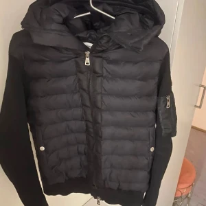Moncler cardigan - Tjena, säljer en Moncler cardigan som är i helt ny skick, använd den 4-5 gånger föra året sen lagg den i garderoben, skriv för intresse!