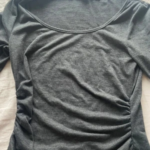 Grå tröja - På tröjan står det för 14 åringar men den är mindre i värkligheten så det blir typ XS!