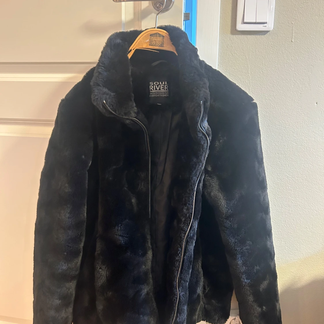 Svart pälsjacka  - 90
