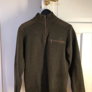 Kaliber tröja - Har använt denna som mellanlager på vintern, otroligt varm tröja, storlek small, märket är kaliber. Väldigt fin i materialet och kliar inte, väldigt viktigt för min del😅. Använd ett fåtal gånger förra vintern, men annars bara hängt i garderoben.