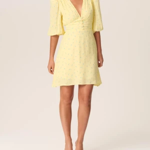 Adoore klänning - Säljer denna så himla fina Adoore klänning med prislapp kvar. Säljer då jag köpte fel storlek.  Originalproduktioner 1395kr.   Pris kan diskuteras vid snabb affär 