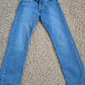 Levis 501 - Jeans från Levis, modell 501. Strl W29 L28. Sparsamt använda.  Är något strechiga.
