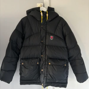Fjällräven expedition lite jacka - Hej! Säljer denna riktigt varma och snygga fjällräven jackan. Jättebra skick, bortsett från en liten slitning på höger ficka men inget som syns tydligt. Hör av er vid frågor!