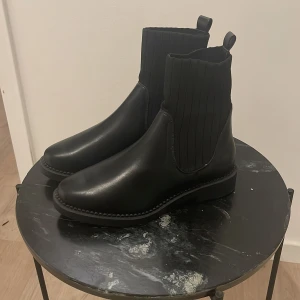 Kängor  - Helt nya, aldrig använt.