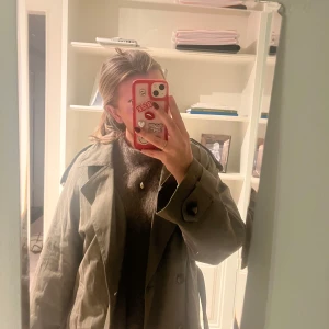 Grön trenchcoat jacka  - Helt ny från hm, endast testad. Så så fin, säljer för att jag har 2 likadana, trendig och fin till hösten, passar allt från S-L