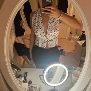 Söt prickig topp - Söt topp med prickar från zara. Helt oanvänd topp med prislapp kvar. Säljer då den inte kommer till användning💕går ej att köpa från hemsidan längre 
