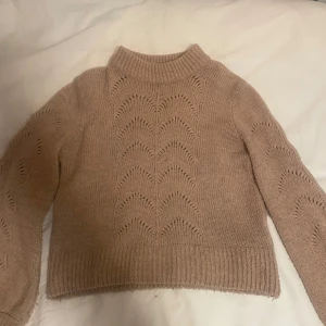 Stickad tröja från ginatricot  - Beige stickad tröja från ginatricot i storlek s