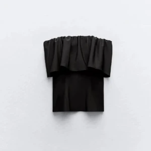 Svart topp - Supersnygg svart topp som inte längre säljs! Jag säljer den pgd att den aldrig andvänts. Prislappen är kvar och den är som ny.