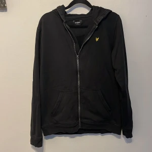 Lyle&Scott hoodie - Säljer min Lyle& Scott hoodie då jag inte använt den på länge Köpt på Kidsbrandstore för 700. Den har inga defekter alls, mitt pris 250.☺️👍🏼