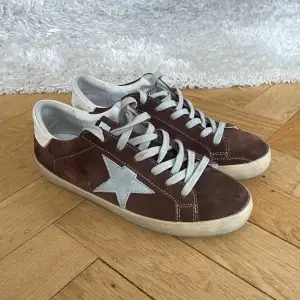 Säljer nu mina snygga Golden Goose skor i storlek 41. Skorna är i nyskick och den har inga defekter. Nypris 5500kr Mitt pris 1700kr. Priset går att förhandla. Skriv till mig vid minsta fråga eller fundering!