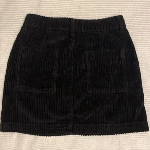 Minikjol  - Svart kort kjol i manchestertyg! Jättefin nu till hösten🍁mycket fint skick. Hör av dig om du har frågor eller är intresserad!!