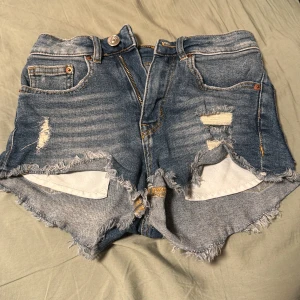 Shorts - Säljer ett par shorts i storlek 32, endast använda fåtal gånger, djur finns i hemmet 