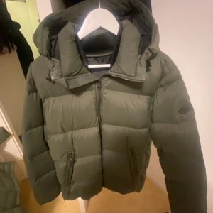 J, Lindberg vinterjacka (grön) - Säljer vinter jacka i grön färg från j.lindberg nypris 4600kr säljs för  2500 kr helt ny använd en gång kontakta via frågor! 