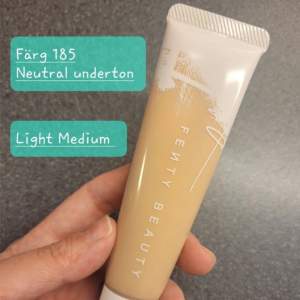 Fenty Beauty Hydrating Longwear Foundation i färgen 185, Neutral underton, Light Medium. Discontinued, tillverkas inte längre! Endast använd ett fåtal ggr. Medium till full täckning. Ord pris: 500kr