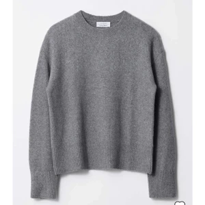 Super fin tröja från other stories  - Helt ny tröja från other stories som köptes för 550 kronor men säljs nu då den inte kommit till användning. Storleken är i M men passar även de som bär S då den känns lite mindre!