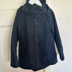 Skaljacka P.O.P - Skaljacka i marinblå i ”tjejmodell”. Storlek  6-7 år. Fint skick