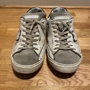 Philippe model prsx, vit-svart - Säljer ett par med väl använda Philippe models. 