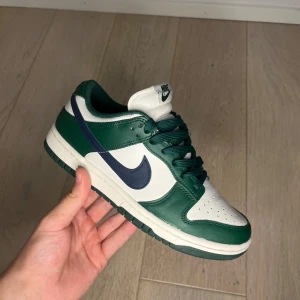 Nike dunk low W gorge green - Worn only couple times and they happen to be too small, nearly no sign of usage.  Size EU 38  I can ship it, you can also pick it up from Helsinki.  Payment methods: bank transfer, mobilepay, cash.