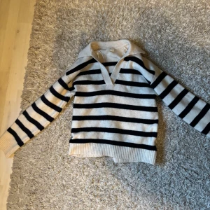 Stickad tröja h&m - Använd  1 gång så nyskick. Storlek xs men passar s också då den är oversize