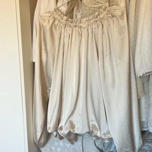 Blus  - Säljer denna superfina satin blusen💕💕💕💕