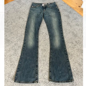 Miss sixty jeans - Super snygga miss sixty jeans i storlek 25! Finns ett litet hål åvanför högra bakfickan och lite slitna vid knappen fram annars i superbra skick💞