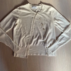 Vit kofta med guld knappar! - Säljer denna tröja för den inte kommer till användning! Bra skick bara en bricka som släppt, andvänds få tal gånger! Storlek xs men passar även s⭐️