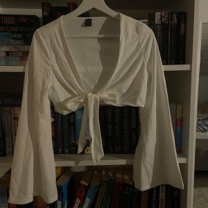 Knyttopp  - Fin lite kortare topp från shein med knyte och utsvängda armar. Toppen är endast testad & aldrig använd🤍