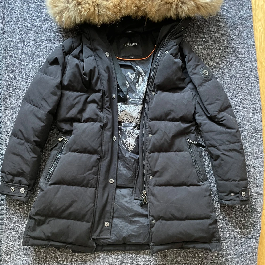 Svart dunjacka från Hollies