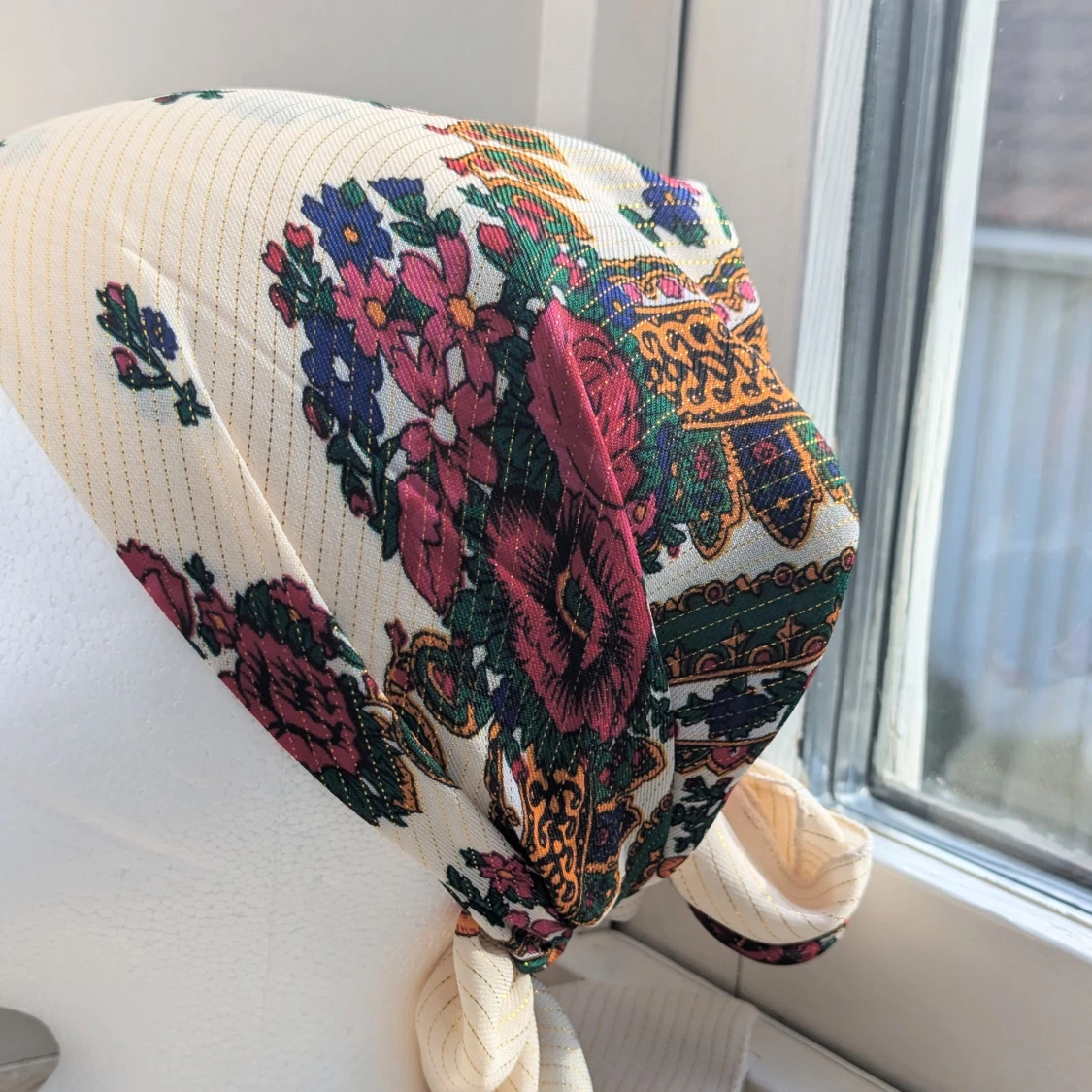 Blommig sjal i vitt och rött