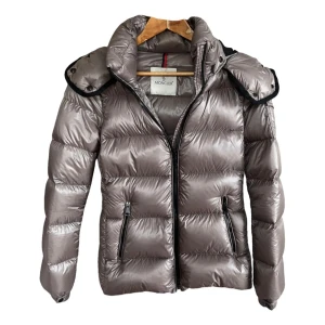 Dunjacka från Moncler - Säljer en Berre Down dunjacka från Moncler. Stoleken är ”1” vilket motsvarar Xs/S. Jackan är i nyskick och har ett nypris på ca 13 000kr! Den är köpt genom Vestiaire Collection, där den även genomgått en kvalitet och äktighets bekräftning. 