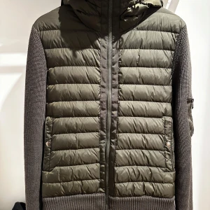 Moncler Cardigan - Moncler Tricot Panelled Jacket Nyskick! Finns inga skador fläckor eller något på jackan allt är i toppskick! Digitalt kvitto finns köpt på Mytheresa! Jackan är sällsynt svår att hitta! Vid eventuella frågor / mer bilder tveka inte på att höra av er!