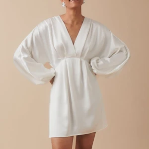 super söt satin klänning  - säljer denna super söta klänning från Gina som endas är använd en gång, passar perfekt till studenten, skriv för egna bilder💗💗💗