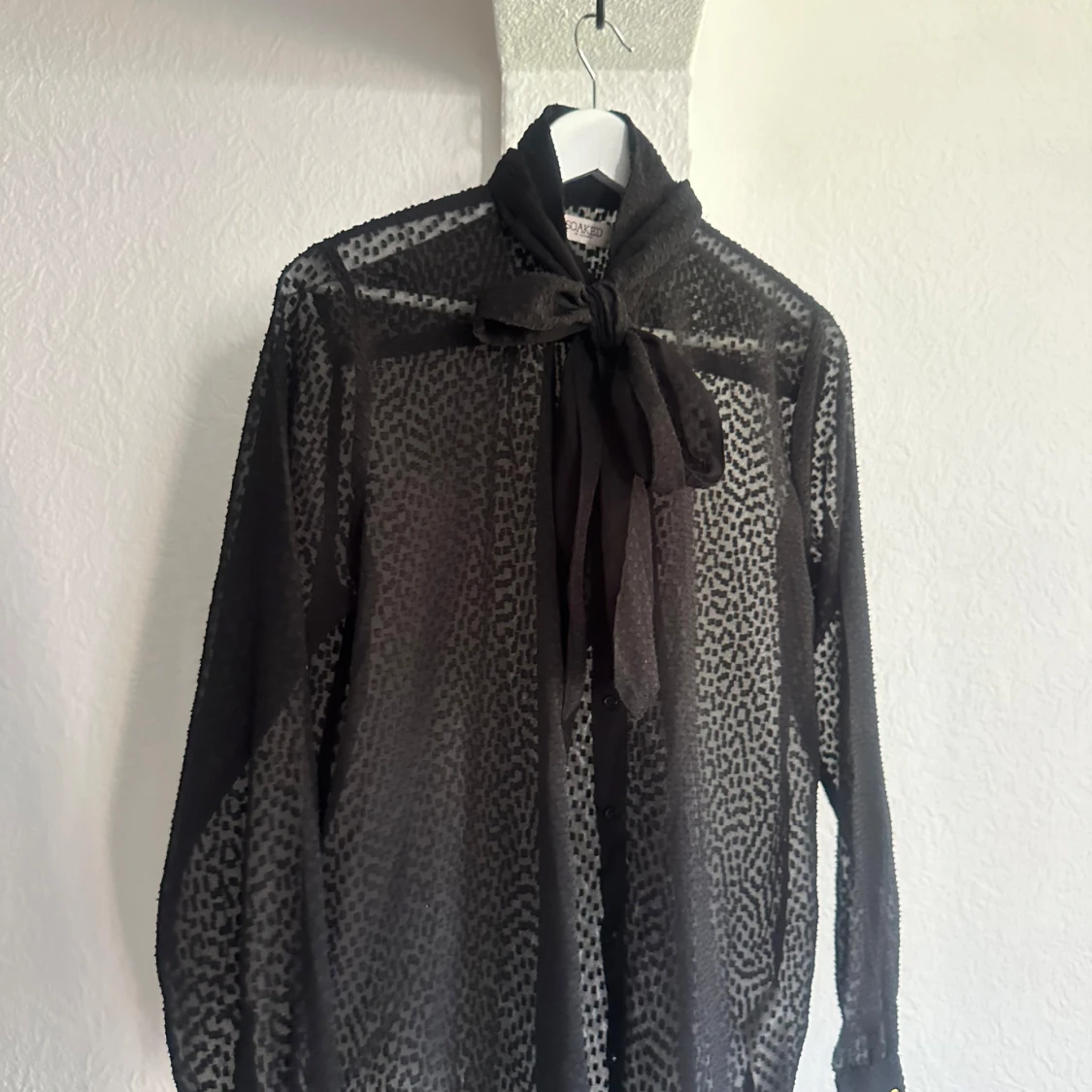 Svart prickig genomskinlig blus