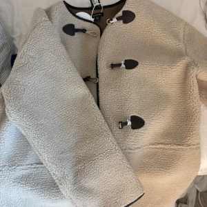 Jacka - Säljer min superfina jacka från boohoo. Är åldrig använd då jag har en lika Dan från hm❤️