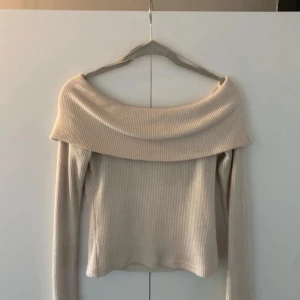 Off shoulder tröja  - Säljer en off shoulder tröja från Gina tricot. Den är i S och väldigt bra skick då den enbart är använd nån enstaka gång. Den är super mysig och perfekt till hösten.🤍