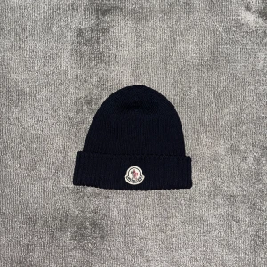 Moncler mössa - Moncler mössa i bra skick för ett bra pris. Nypris 2199:- Pris 500:-