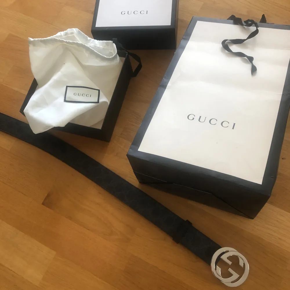 Säljer mitt äkta Gucci bälte Den är i riktigt bra skick, har knappt använt den Box, påse, dustbag finns med Nypris: 4700kr Mitt pris 2400kr  . Accessoarer.