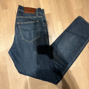 Tiger of Sweden Pistolero jeans - Ett par riktigt nice mörkblåa jeans från Tiger of Sweden i modellen pistolero. Tapered fit/slim fit. Använda med omsorg! Hojta vid fler frågor.