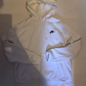Nike hoddie - Vit nike hoddie, använd fåtal gånger 