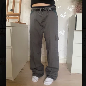byxor - ”jobb” byxor med coola fickor som är orangea och gröna inuti. jag är 167cm. inga defekter, aldrig använda. vet inte märke eller storlek. skriv gärna om mer info, mått eller pris.