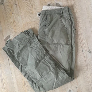 byxor - grönaktiga brallor i överdrags material. jag är 167cm och trampar lite på dem. inga defekter. aldrig använda. finns band längst ner som man kan spänna. ganska tunna och fett sköna. 