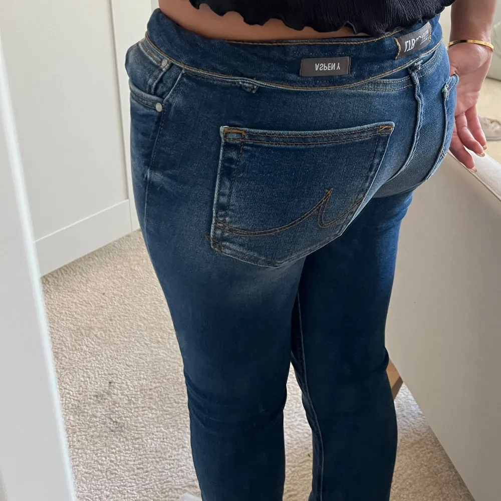 Säljer ett par snygga blå ltb jeans med tight passform. De är i storlek 25/32❤️Perfekta för både vardag och fest!. Jeans & Byxor.