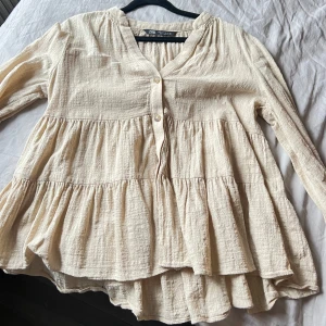 Blus - Säljer denna söta blus från zara då den inte kommer till användning. Använd endast 2 gånger💞