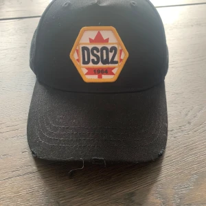 Dsquared2 keps - -Denna keps är i bra skick, 9/10. -Nypris 1400kr, mitt pris 429kr. Priset inte hugget i sten.